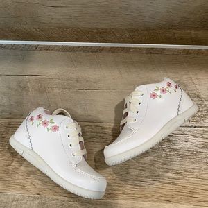 Stride Rite Emilia Shoes, Baby Girls’ Leather First Walking Sneakers, White